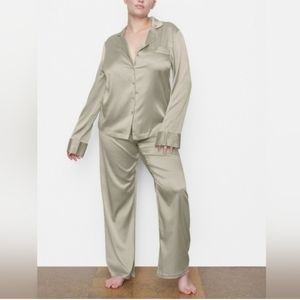 SKIMS Stretch Silk Button-Up Shirt Pajama Top Talc Size Small NWT